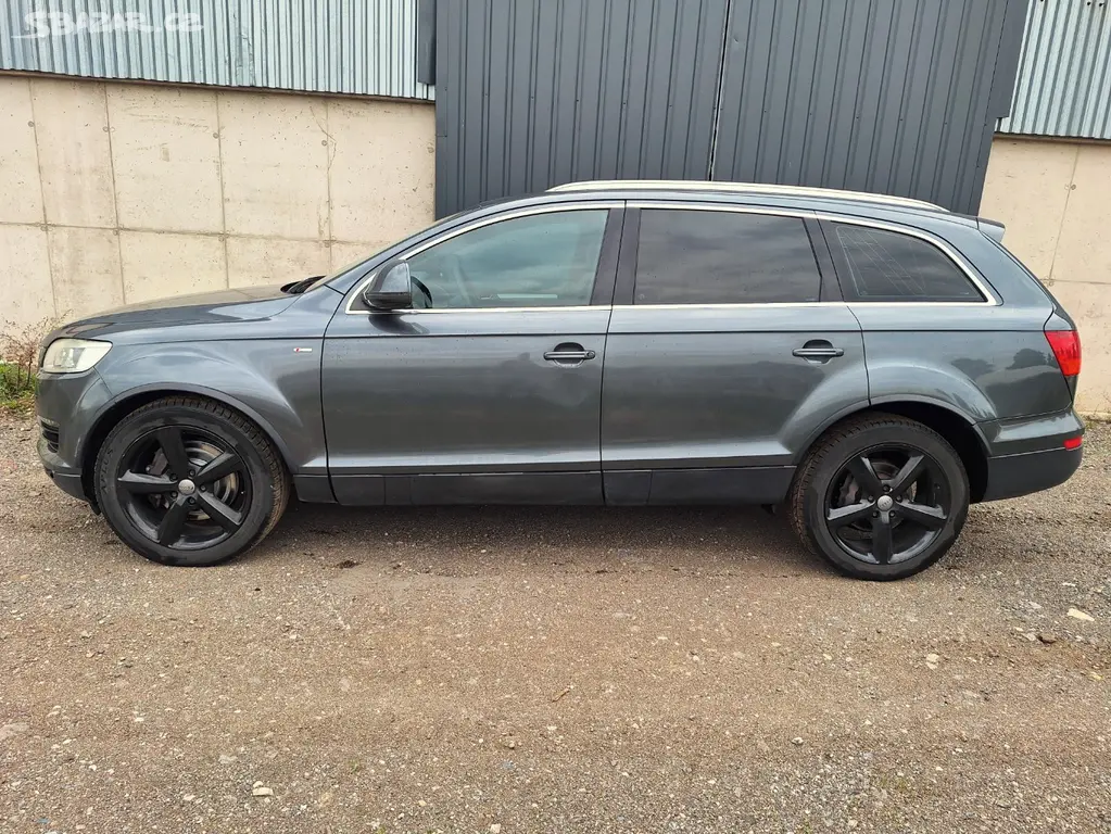 Audi Q7 3.0 TDI S-Line Quattro 7 míst, NOVÁ STK - fotka 2
