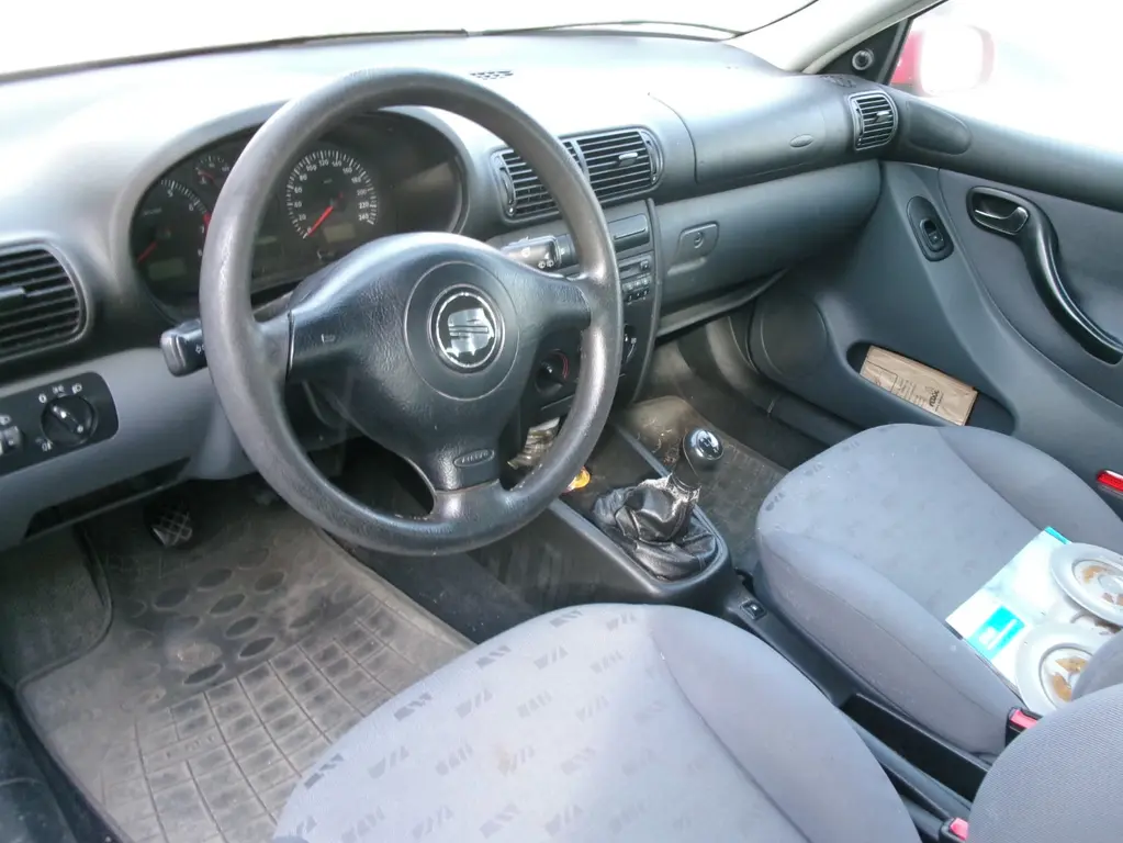 SEAT LEON 1,6i r.v. 2000 - fotka 2