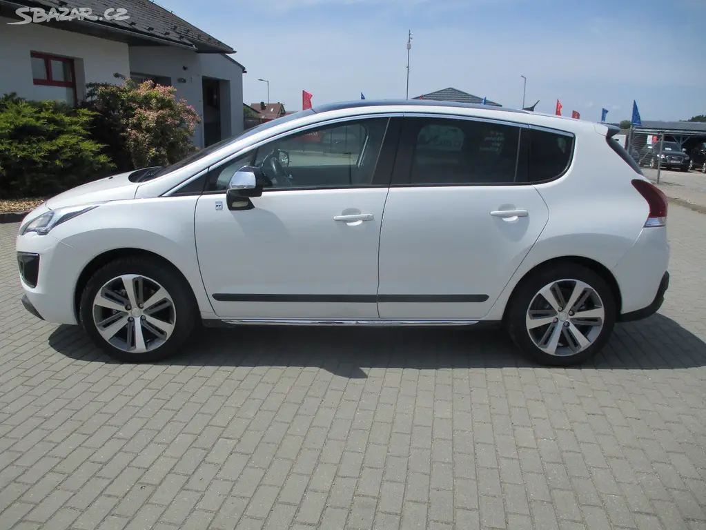 PEUGEOT 3008 Hybrid 4x4 Allure Pano Navi LED 2015 - fotka 2