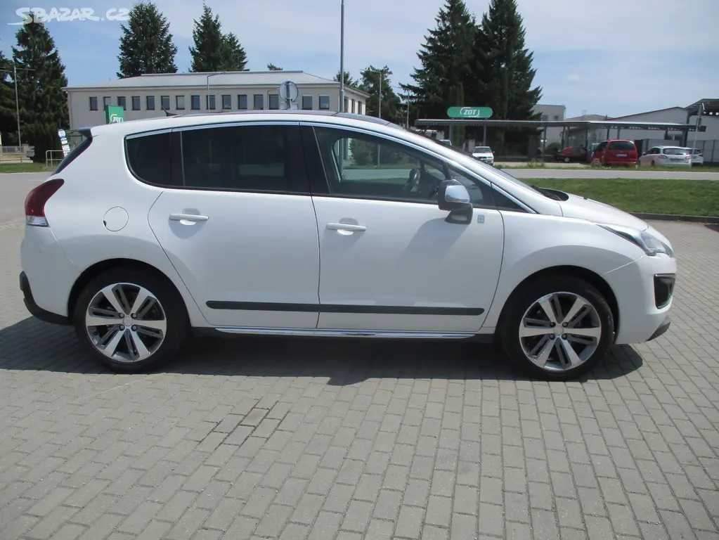 PEUGEOT 3008 Hybrid 4x4 Allure Pano Navi LED 2015 - fotka 5