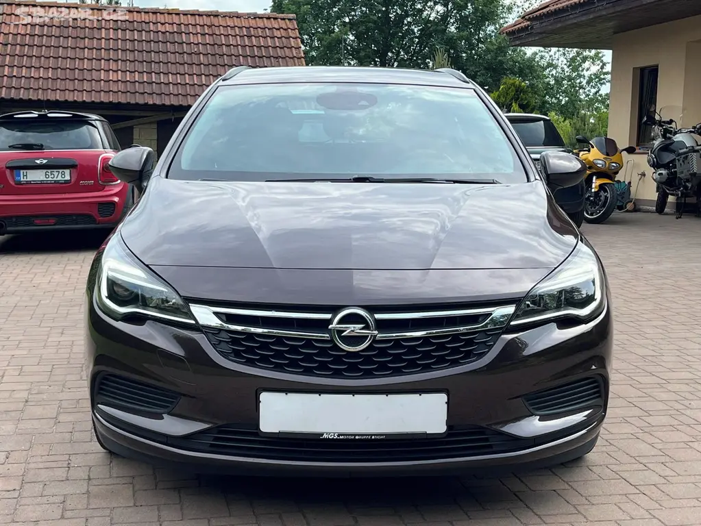 Opel Astra 1.4 T 92kW Tempomat Serviska - fotka 2