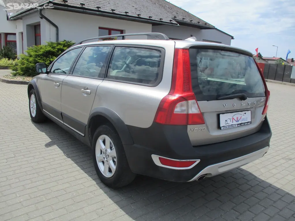 VOLVO XC70 D5 151kw AWD Momentum Kinetic 07/2010 - fotka 3