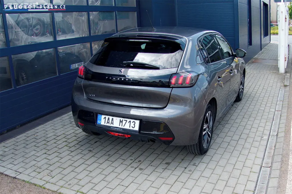 Peugeot 208, Allure 1,5 BlueHDi 100k MAN6- - fotka 5