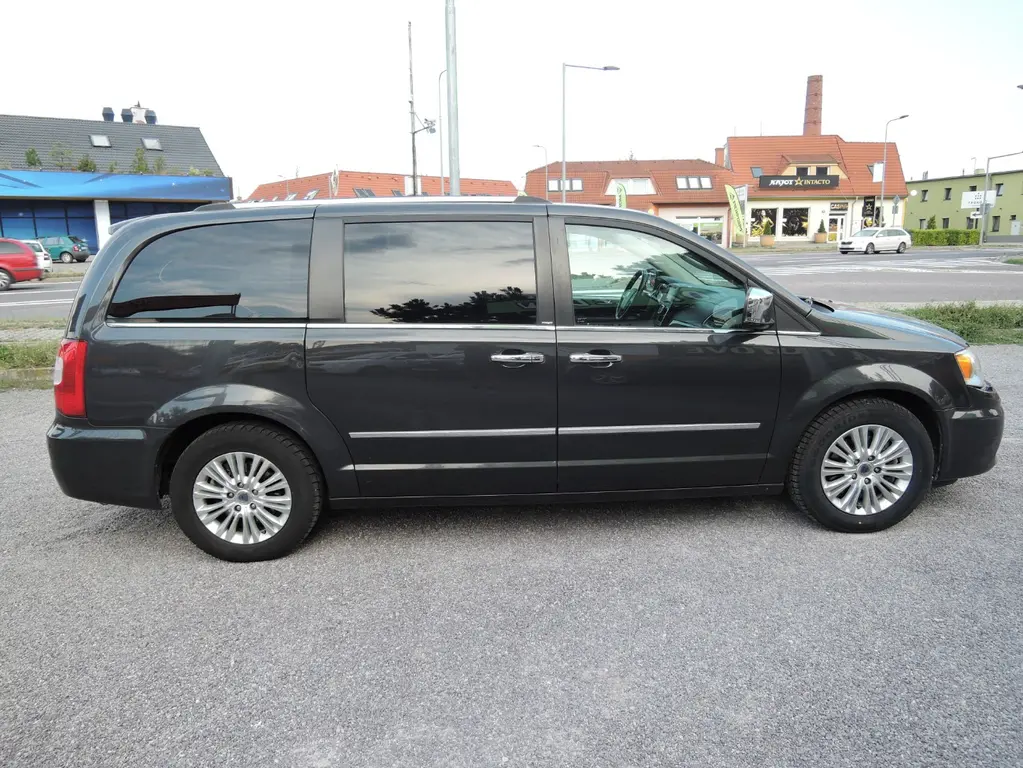 Lancia Voyager 2,8 CRD Aut. StownGo NAVI Kůže 2013 - fotka 4