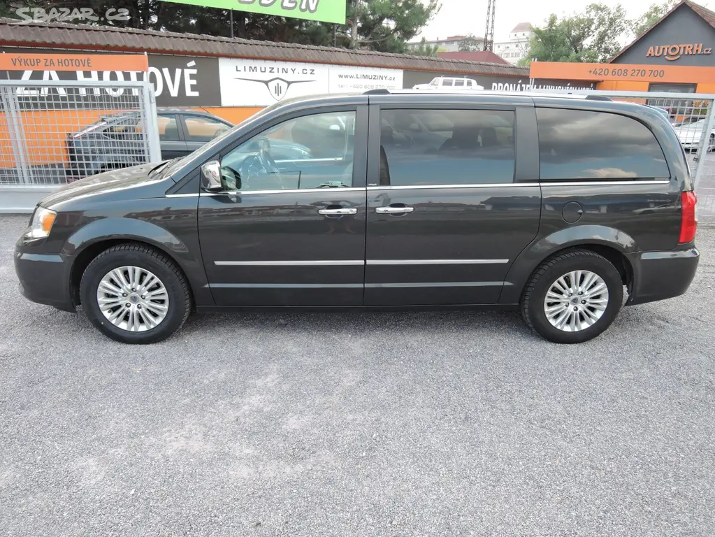 Lancia Voyager 2,8 CRD Aut. StownGo NAVI Kůže 2013 - fotka 3
