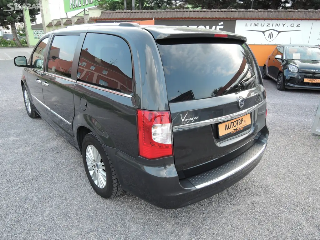 Lancia Voyager 2,8 CRD Aut. StownGo NAVI Kůže 2013 - fotka 6