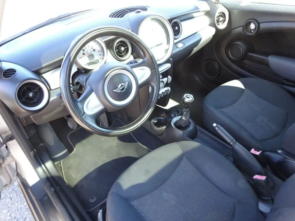 Mini Cooper 1.4i r.v.2007 (70 kw) - fotka 5