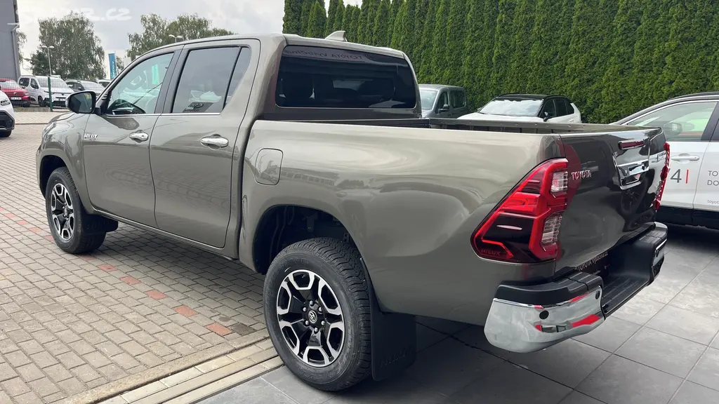Toyota Hilux, 2,8D 204PS 6AT Exeucitive HYB. - fotka 2