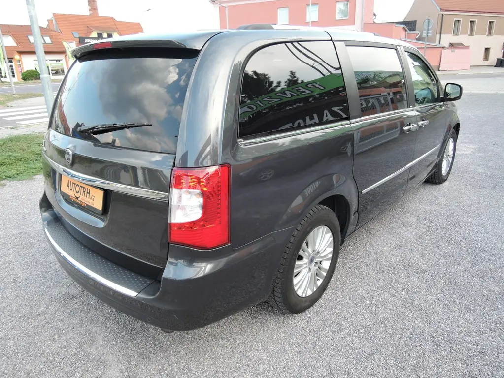 Lancia Voyager 2,8 CRD Aut. StownGo NAVI Kůže 2013 - fotka 5