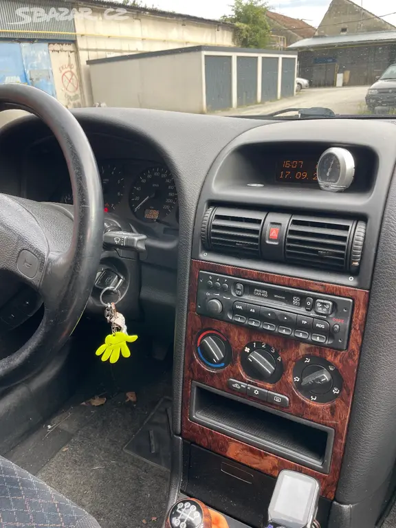 Opel Astra 1.6 16V - fotka 6