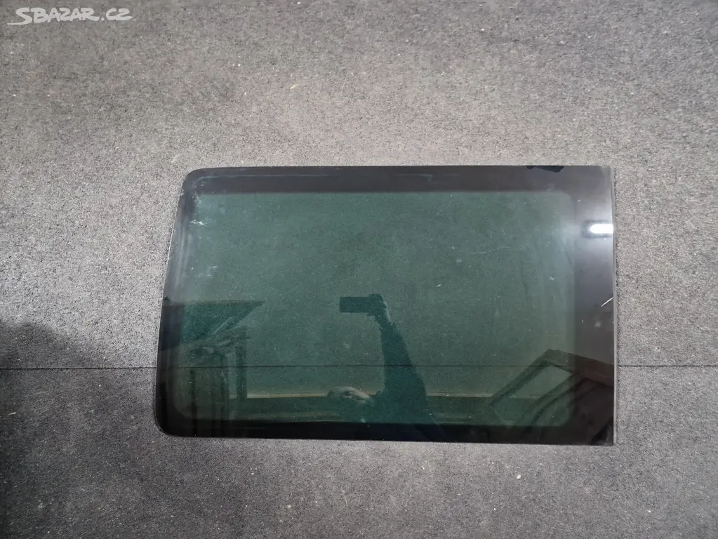 VW T5  pravé zadní okno černé  7H1845332G použité