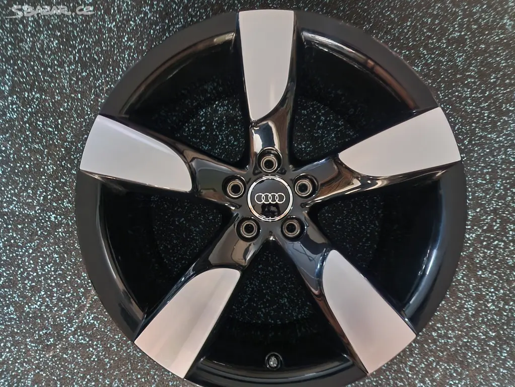 Audi A5  S5  Alu kolo 19   8T0071499 A   1 Ks