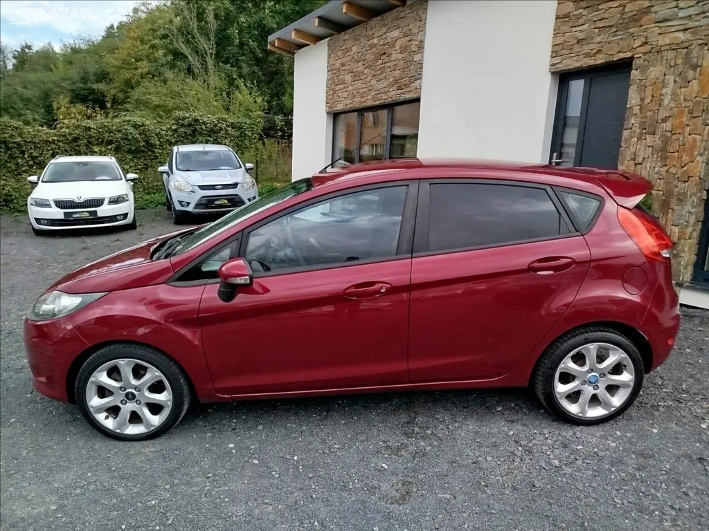 Ford Fiesta, 1,2 i 60 kW, HOT MAGENTA - fotka 3