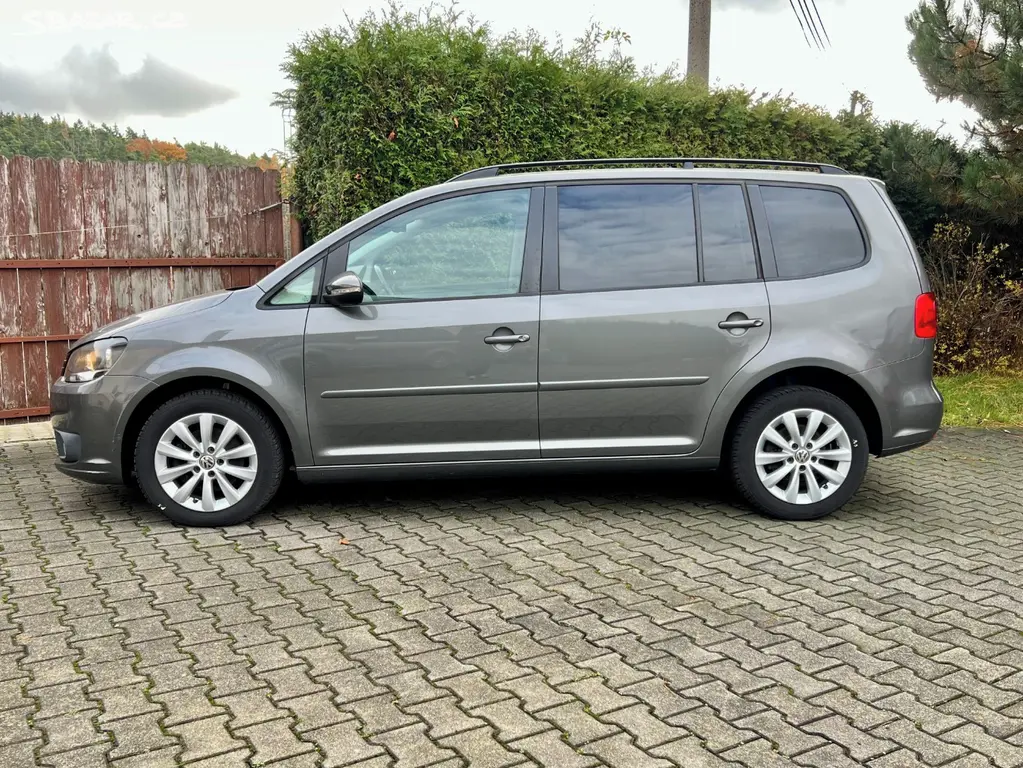 Volkswagen Touran 1,6 TDi DSG 7-MÍST 141tkm záruka - fotka 2