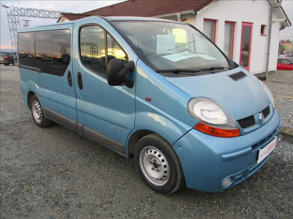 Renault Trafic, 2,5 DCi, 8 míst, klima, tažné,