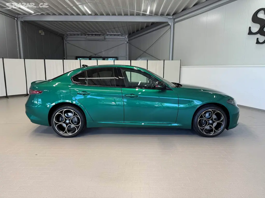 Alfa Romeo Giulia, 2.0 Turbo 280k AT8 AWD INTENSA - fotka 5