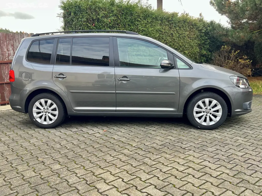 Volkswagen Touran 1,6 TDi DSG 7-MÍST 141tkm záruka - fotka 6