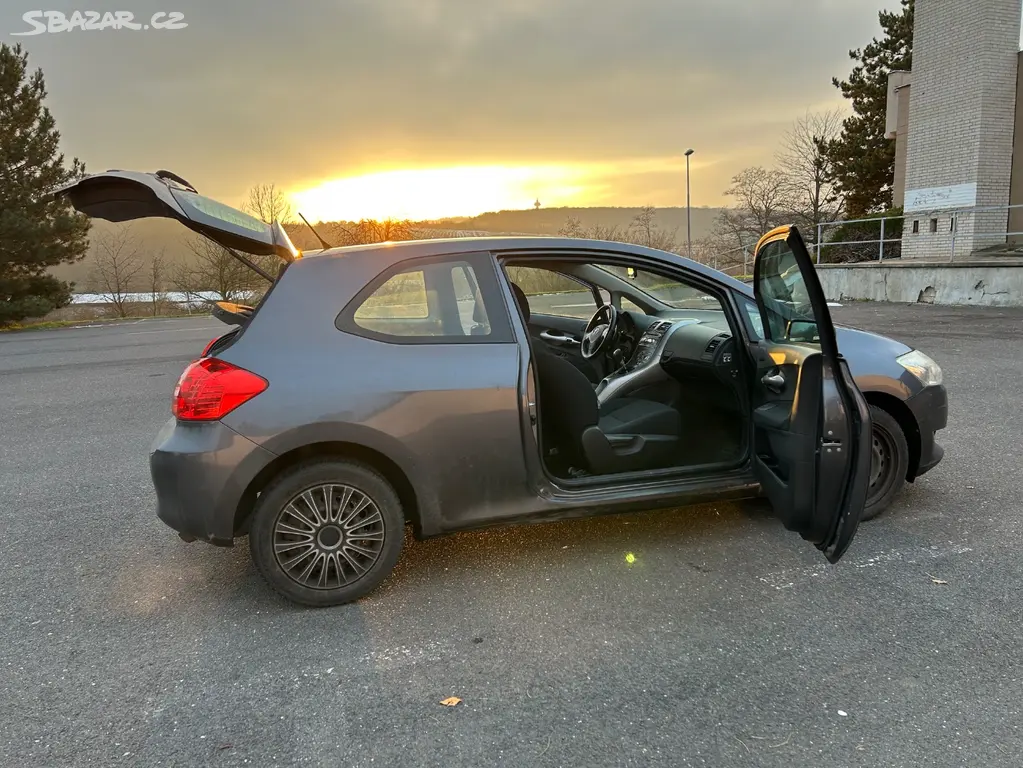 Toyota Auris 1.6 VVT-i (91 kW), benzín, r. 2007 - fotka 2