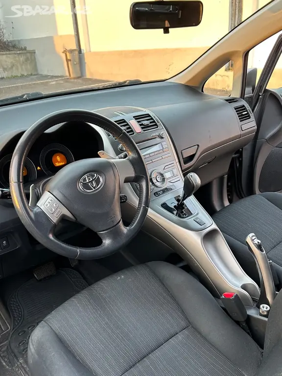 Toyota Auris 1.6 VVT-i (91 kW), benzín, r. 2007 - fotka 6