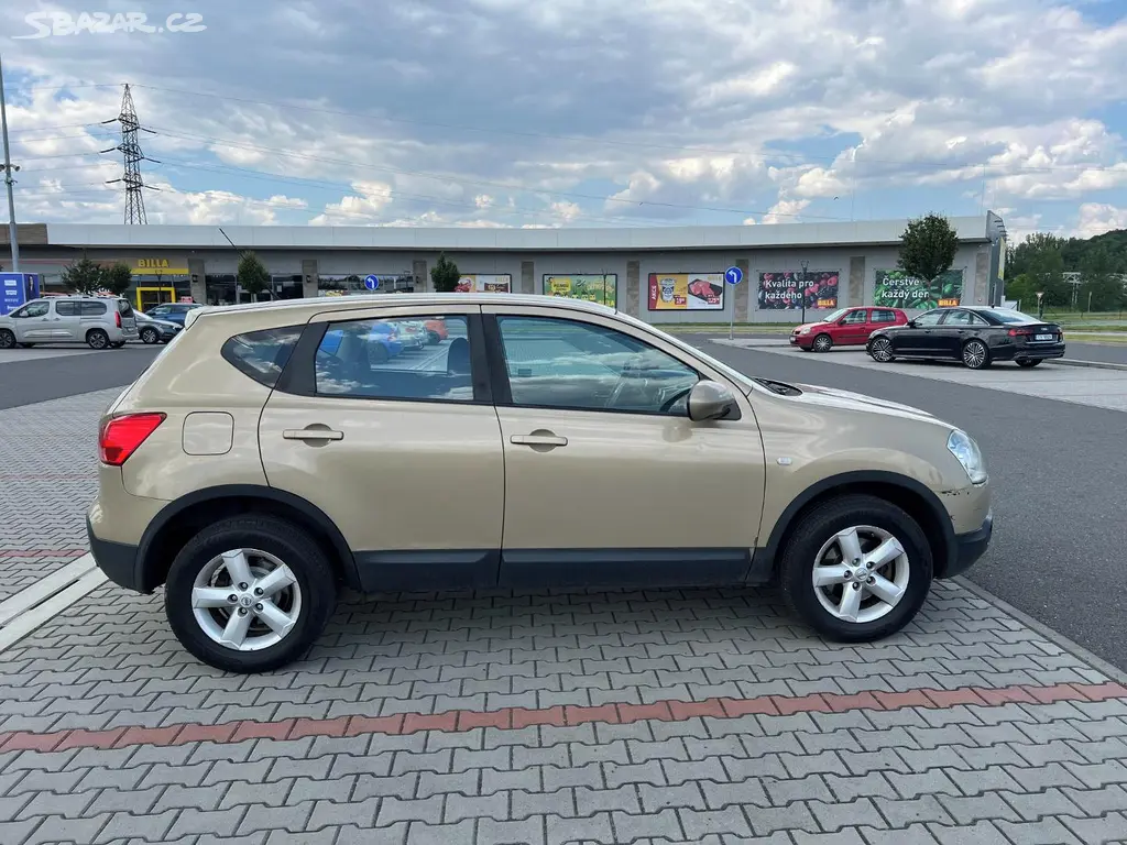 Nissan Qashqai 1.5 DCi 1. maj ČR digi klima - fotka 2