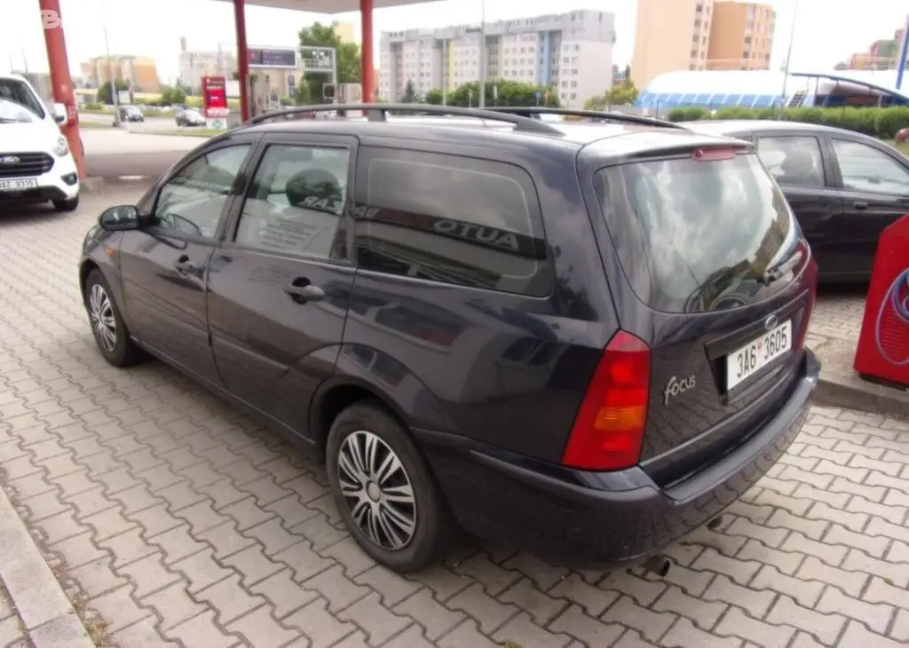 Ford Focus 1,6i klimatizace benzín manuální - fotka 4