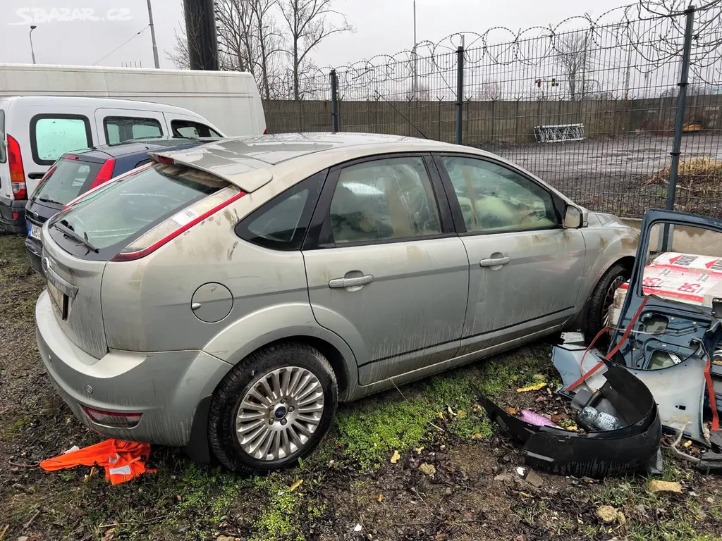 Ford Focus 1.6i 16V 74kw Ghia na náhradní díly - fotka 3