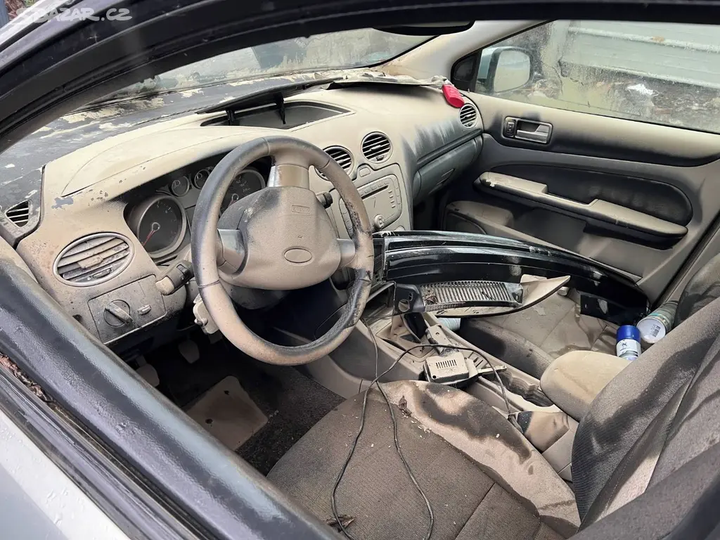 Ford Focus 1.6i 16V 74kw Ghia na náhradní díly - fotka 5