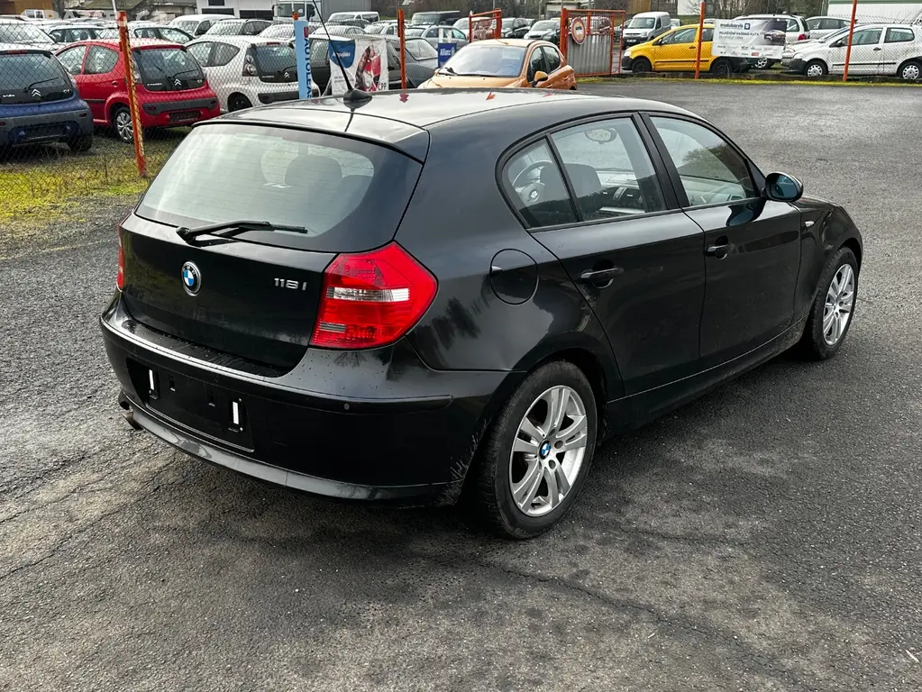 BMW e81 118 2.0i, r.2007, klima, serviska, STK - fotka 3