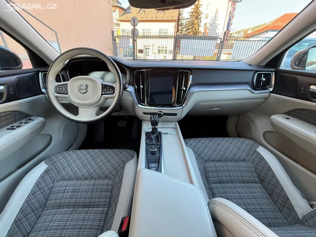 Volvo V60 Kombi - D4 - Automat - TOP interiér ! - fotka 6