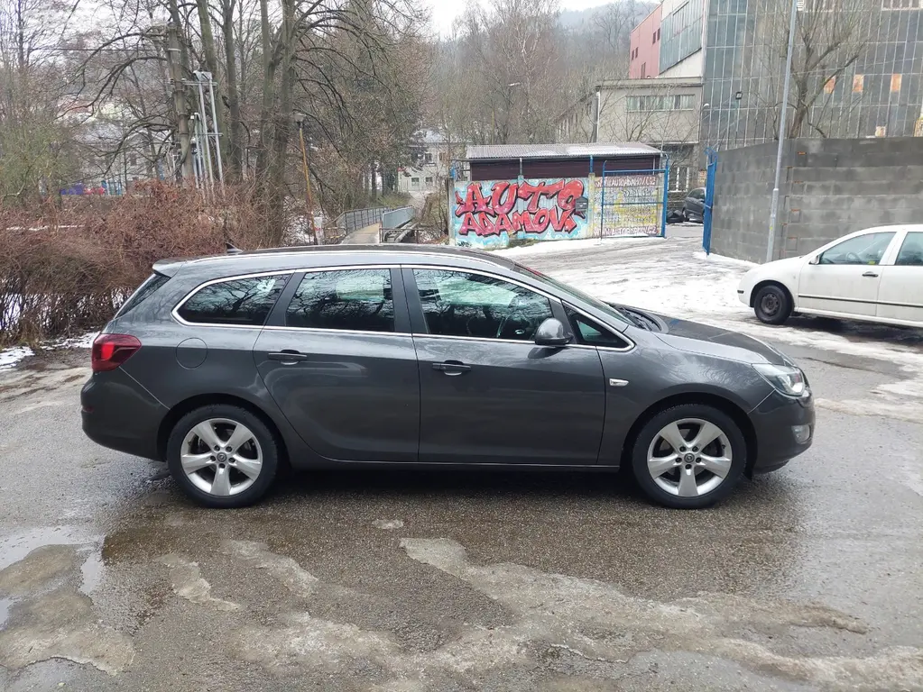 Opel Astra J 1.6 TURBO, 132kw, rok 2011. - fotka 6