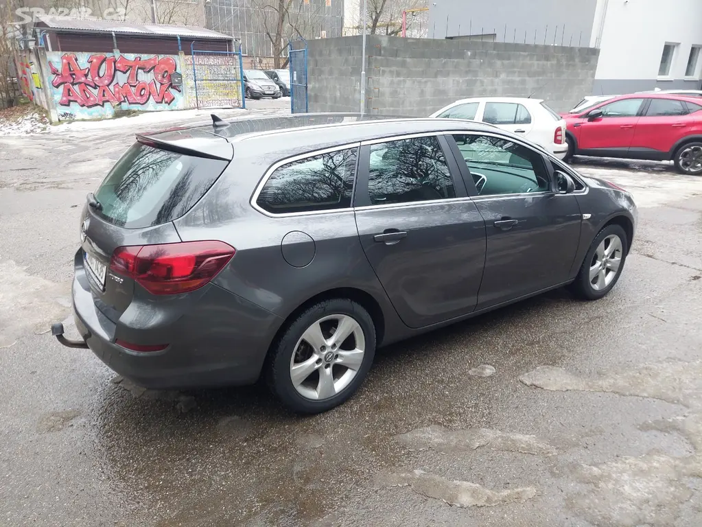 Opel Astra J 1.6 TURBO, 132kw, rok 2011. - fotka 5