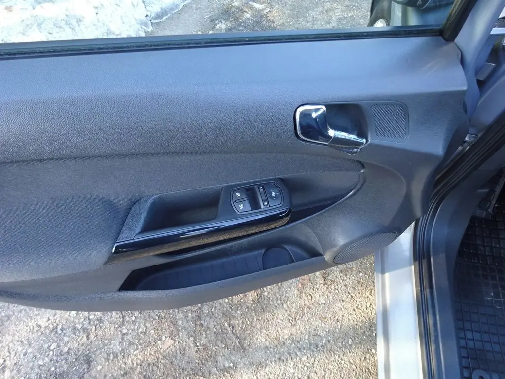 Opel Corsa 1.2i r.v.2011 (63 kw) Koupeno v ČR - fotka 5