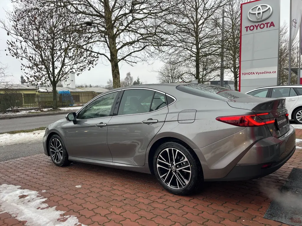 Toyota Camry, 2.5L Hybrid 230 koní, - fotka 4