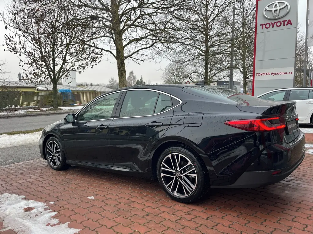 Toyota Camry, 2.5L Hybrid 230 koní, černá - - fotka 4