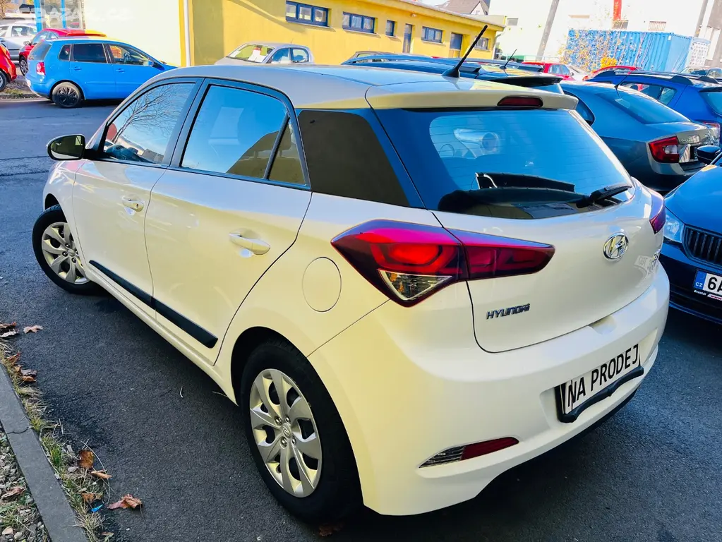 HYUNDAI i 20 1.2 i BENZÍN NAJETO JEN 50 TIS KM - fotka 4