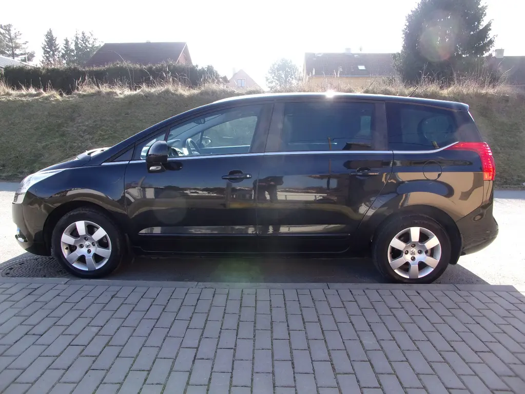 Peugeot 5008 1.6i,digiklima,7 míst,Panorama,1.maj. - fotka 4