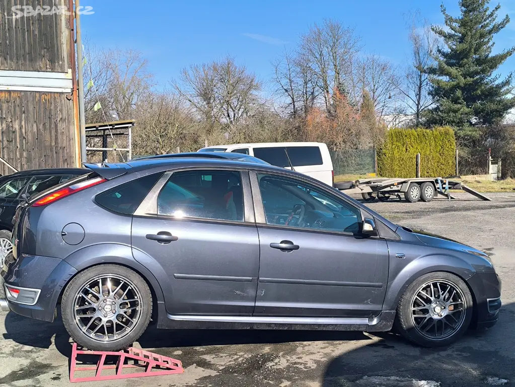 Ford Focus ST 225 2.5i Turbo 5V,ALU 18" - fotka 4