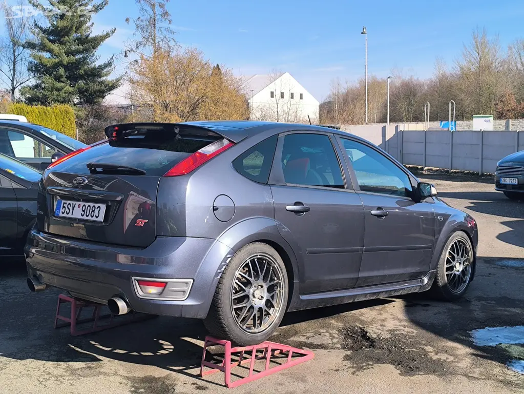 Ford Focus ST 225 2.5i Turbo 5V,ALU 18" - fotka 5