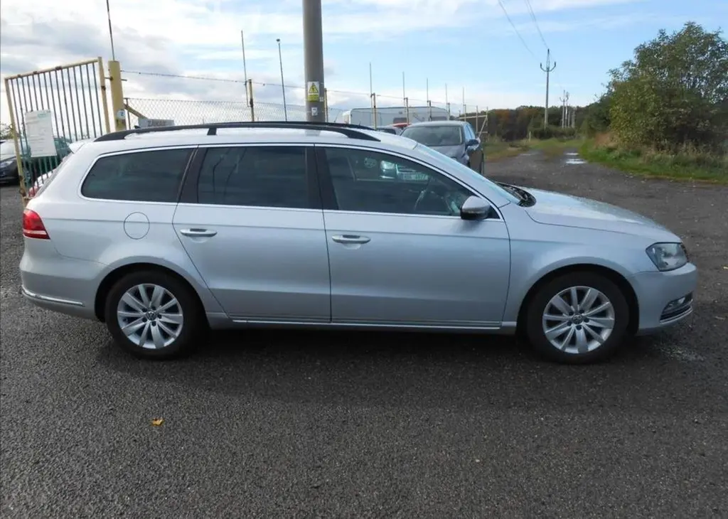 Volkswagen Passat 1,6 TDI 77 kW Serviska nafta - fotka 3