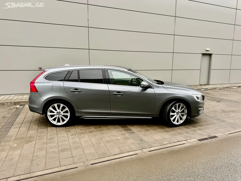 VOLVO V60 2.4 D6 PLUG-IN HYBRID SUMMUM AWD - fotka 2