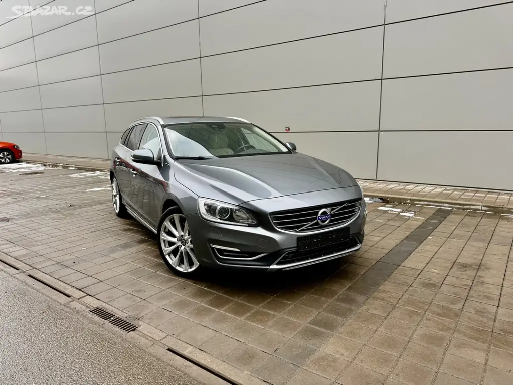 VOLVO V60 2.4 D6 PLUG-IN HYBRID SUMMUM AWD