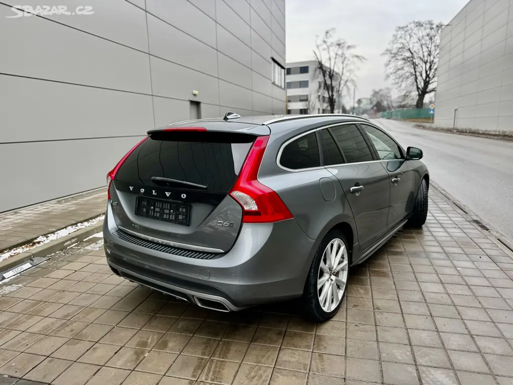 VOLVO V60 2.4 D6 PLUG-IN HYBRID SUMMUM AWD - fotka 3