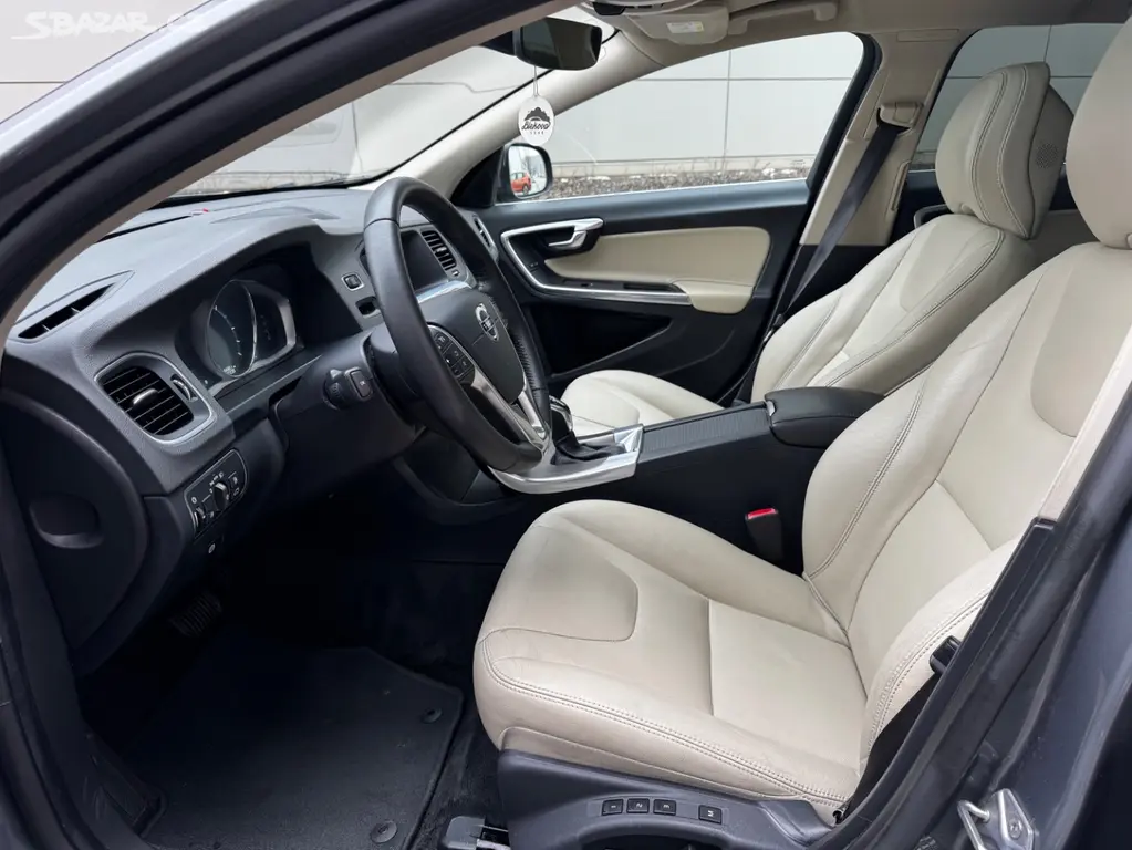 VOLVO V60 2.4 D6 PLUG-IN HYBRID SUMMUM AWD - fotka 6