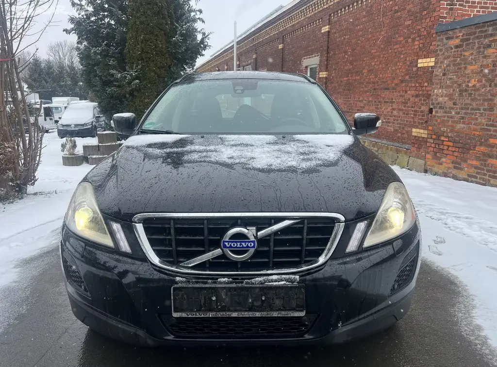 Volvo XC60 2.4D 4x4 Momentum 120kw - fotka 2