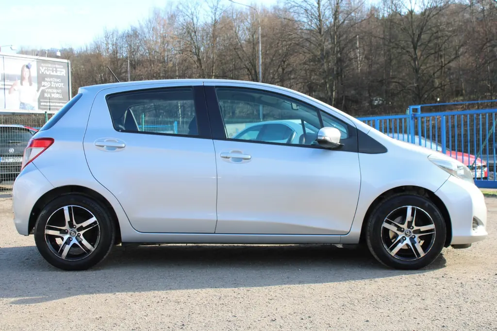 Toyota Yaris 1,0 VVT-i NOVÉ V ČR,1.MAJITEL,2012 - fotka 4