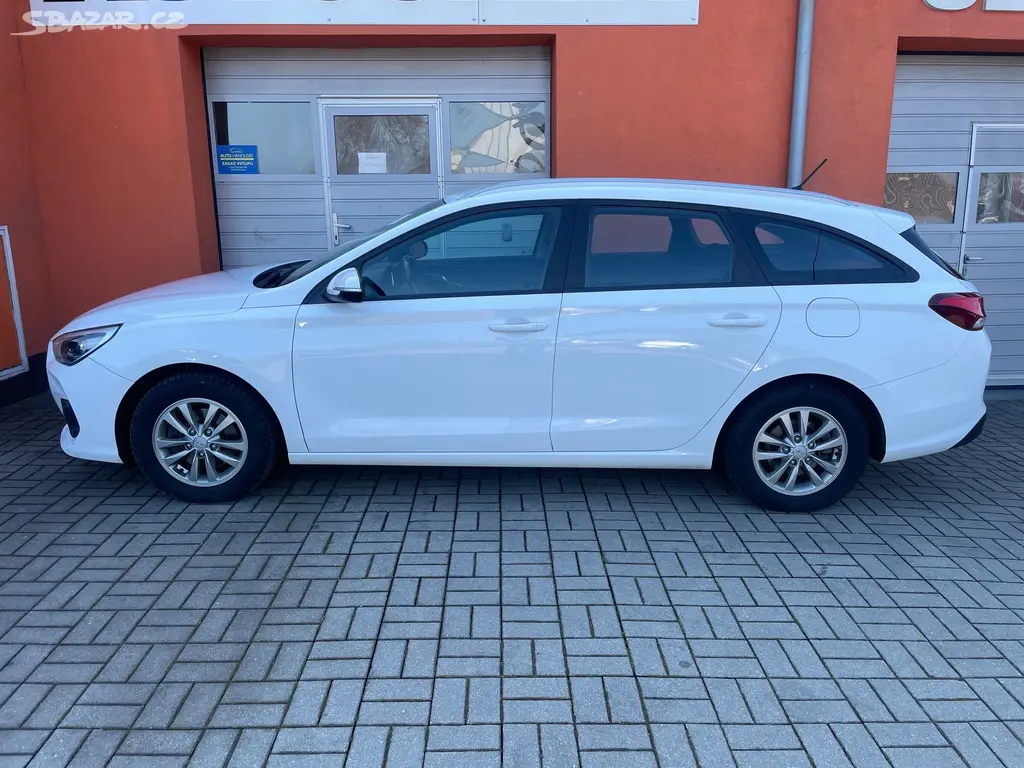 Hyundai i30, 1.6 CRDi 85KW 2xkola - fotka 3