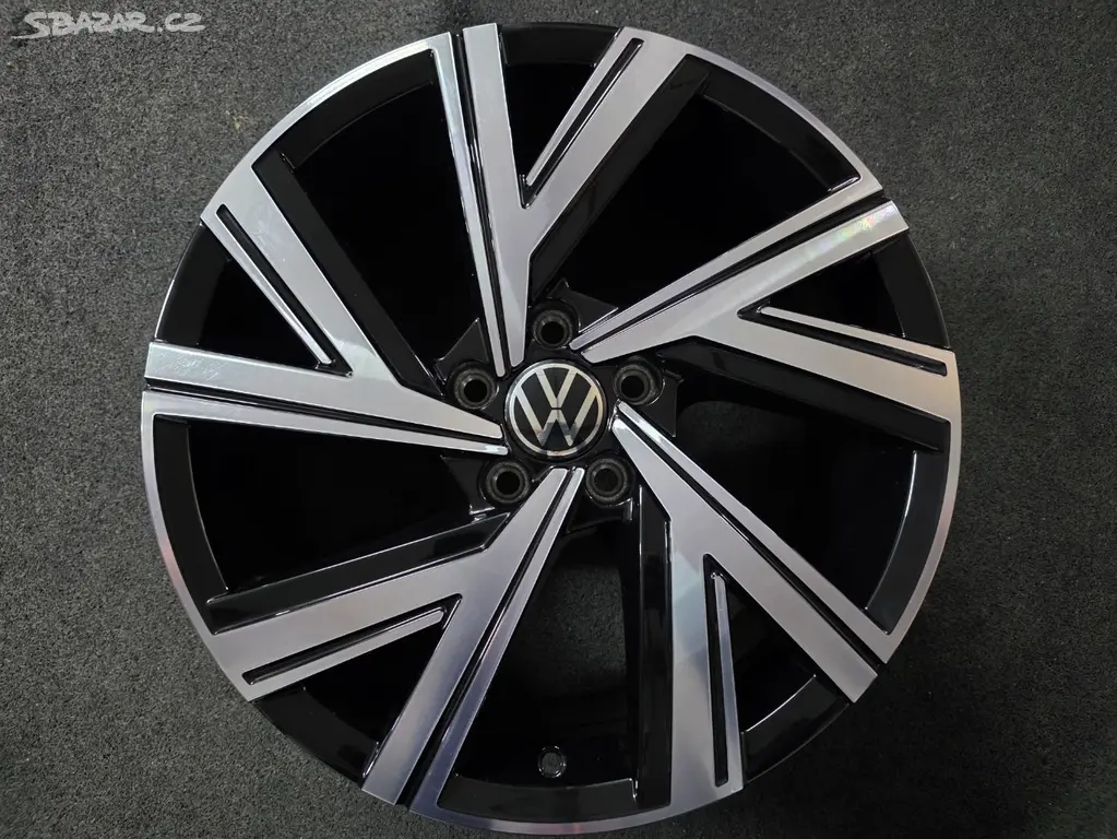 VW Golf 8 VIII Alu kolo 18 Bergamo 5H0601025M 1Ks
