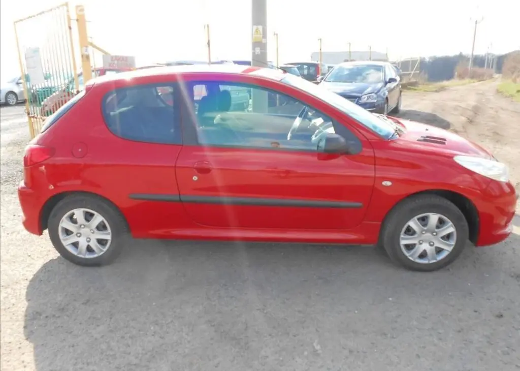 Peugeot 206 1,1 i 44 kW PLUS Serviska benzín - fotka 3