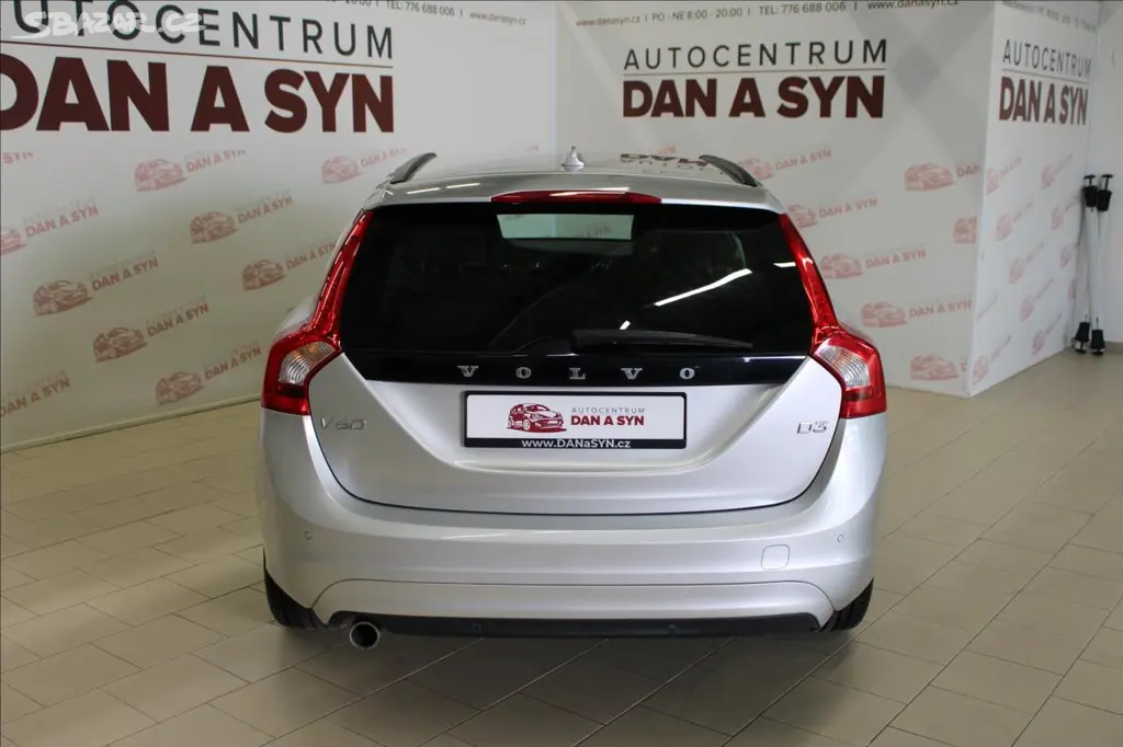 Volvo V60, 2,0 D3 Geartronic Momentum - fotka 5