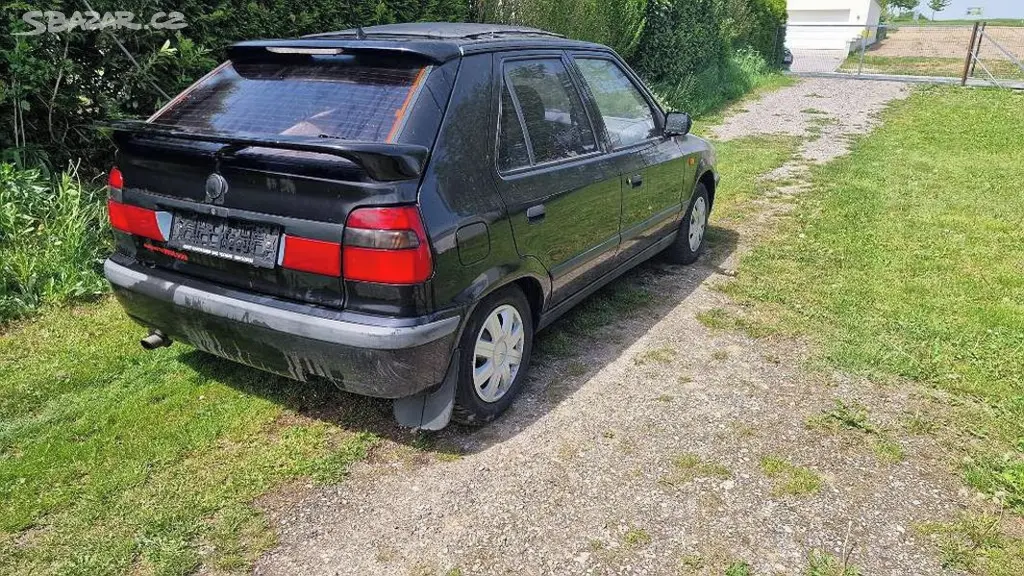 Škoda Felicia se shrnovacím střešním oknem - fotka 4
